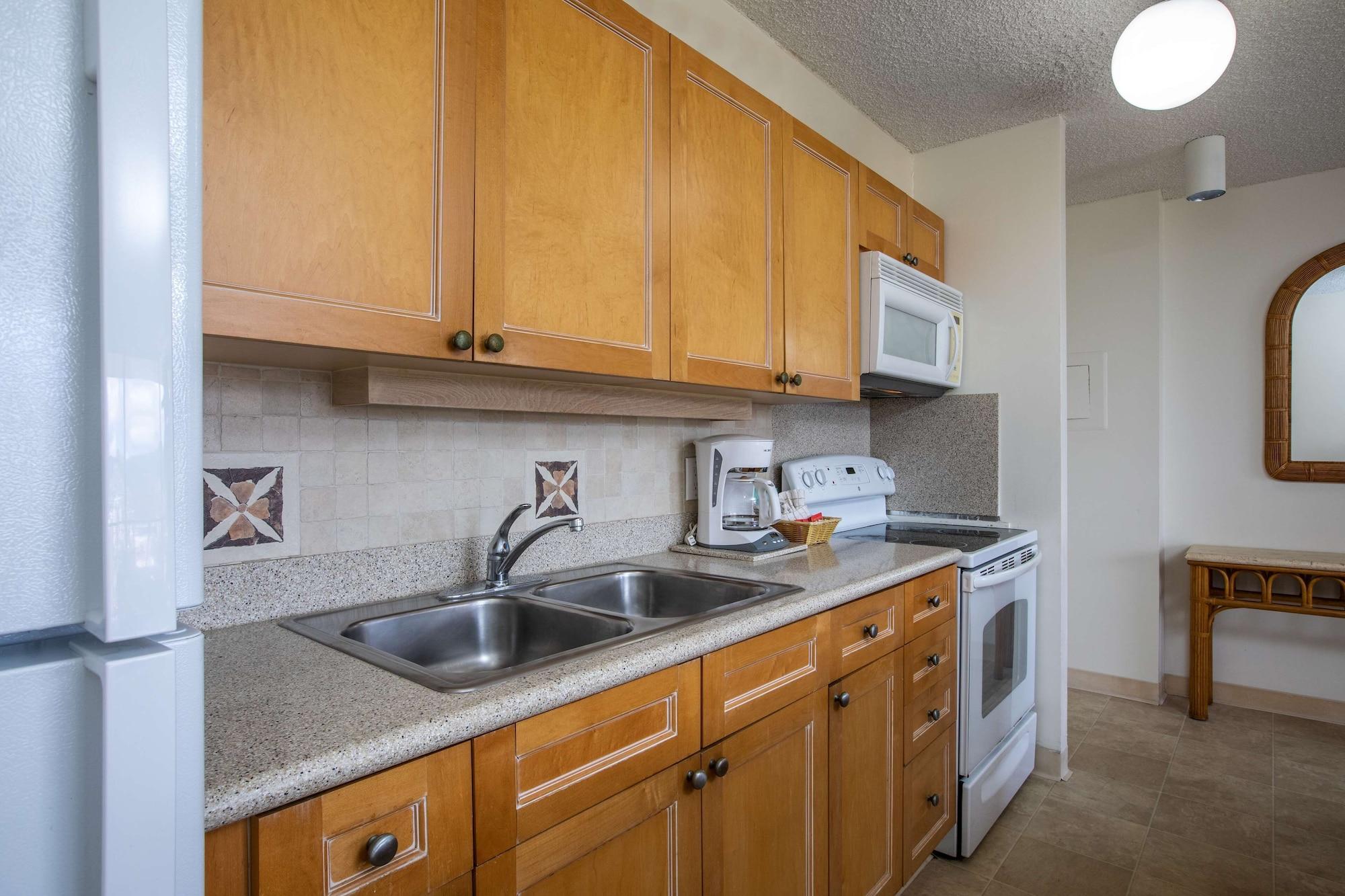 Apartahotel Aston At The Waikiki Banyan 3*